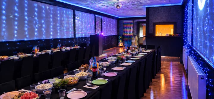 Sala przygotowana na przyjęcie